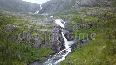 从无人<strong>驾驶</strong>飞机上看到的<strong>雨天</strong>挪威山区瀑布